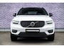 Volvo XC40 Plug-in Hybrid T5 R-Design | Trekhaak | Panoramadak | 20 inch velgen | 360 camera | Stoel- en stuurverwarming | Harman Kardon audio | Verwarmbare voorruit | Adaptive cruise control | Actieve LED koplampen | Elektrische stoelverstelling | Getint glas | Navigatie | Apple Carplay / Android Auto | Draadloze telefoonlader | LED mistlampen |