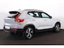 Volvo XC40 B4 Plus Dark - IntelliSafe Assist & Surround - Harman/Kardon audio - Parkeercamera achter - Verwarmde voorstoelen & stuur - Parkeersensoren voor & achter - Elektr. bedienb. voorstoelen met geheugen links - Draadloze tel. lader - Elektr. inklapbare trekhaak - 18' LMV