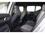 Volvo XC40 B4 Plus Dark - IntelliSafe Assist & Surround - Harman/Kardon audio - Parkeercamera achter - Verwarmde voorstoelen & stuur - Parkeersensoren voor & achter - Elektr. bedienb. voorstoelen met geheugen links - Draadloze tel. lader - Elektr. inklapbare trekhaak - 18' LMV