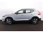 Volvo XC40 B4 Plus Dark - IntelliSafe Assist & Surround - Harman/Kardon audio - Parkeercamera achter - Verwarmde voorstoelen & stuur - Parkeersensoren voor & achter - Elektr. bedienb. voorstoelen met geheugen links - Draadloze tel. lader - Elektr. inklapbare trekhaak - 18' LMV