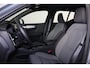 Volvo XC40 B4 Plus Dark - IntelliSafe Assist & Surround - Harman/Kardon audio - Parkeercamera achter - Verwarmde voorstoelen & stuur - Parkeersensoren voor & achter - Elektr. bedienb. voorstoelen met geheugen links - Draadloze tel. lader - Elektr. inklapbare trekhaak - 18' LMV