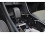 Volvo XC40 B4 Plus Dark - IntelliSafe Assist & Surround - Harman/Kardon audio - Parkeercamera achter - Verwarmde voorstoelen & stuur - Parkeersensoren voor & achter - Elektr. bedienb. voorstoelen met geheugen links - Draadloze tel. lader - Elektr. inklapbare trekhaak - 18' LMV