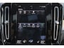Volvo XC40 T5 Recharge Plus Dark - IntelliSafe Assist - 360º Camera - Harman/Kardon audio - Verwarmde voorstoelen & stuur - Parkeersensoren voor & achter - Elektr. bedienb. voorstoelen met geheugen links - Draadloze tel. lader - Extra getint glas - 19' LMV