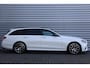 Mercedes-Benz E-klasse Estate 200 197PK AMG-LINE AUTOMAAT / NAVI / LEDER / CLIMA / FULL-LED / PDC / 19" LMV / CAMERA / KEYLESS / PANO. DAK / PARELMOER / ELEK. TREKHAAK / BURMESTER / ORG. NL. / 1E EIGENAAR / NIEUWSTAAT !