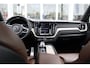 Volvo XC60 T8 Twin Engine AWD Momentum Pro Luchtvering | Schuif/kantel dak | Trekhaak | Verw. Stoel & Stuurwiel | BLIS | H&K audio |