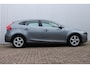 Volvo V40 T2 Momentum |Navigatie| Bluetooth| Climate Control| Regensensor| Lichtmetalen velgen| LED dagrijverlichiting| Inklapbare buitenspiegels| Parkeer sensoren achter