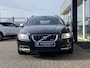 Volvo V70 2.5T R-Design / Automaat / NL-Auto / 2e-Eigenaar / Vol-Leder / Elektr.-Stoelen met Geheugen / Stoelverwarming / Cruise-Control / Adaptieve-Koplampen / Climate-Control / Trekhaak / Rear-Seat Entertainment / Elektr.-Achterklep / Dodehoek-Detectie / PDC-Achter / 17'' LMV / ENZ.