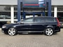 Volvo V70 2.5T R-Design / Automaat / NL-Auto / 2e-Eigenaar / Vol-Leder / Elektr.-Stoelen met Geheugen / Stoelverwarming / Cruise-Control / Adaptieve-Koplampen / Climate-Control / Trekhaak / Rear-Seat Entertainment / Elektr.-Achterklep / Dodehoek-Detectie / PDC-Achter / 17'' LMV / ENZ.