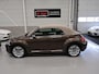 Volkswagen Beetle cabrio 1.2 TSI 70'S Leer 18 inch Beige kap Toffeebruin Xenon Airco-ecc Parkeersensoren 1e Eigenaar 70's uitvoering Nieuwstaat! dealer onderhouden windscherm