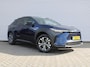 Toyota BZ4X Launch Edition 71 kWh | Trekhaak | 360° Camera | Stuur-/stoelverwarming | Elek. stoelverstelling | Elek. achterklep | Dodehoek detectie | 18" LM | LED |