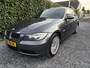 BMW 3-Serie 320i Graphite | Navi | Leer | Autom. Airco | Cruise Control | LMV | PDC | Apple CarPlay / Android Auto | Trekhaak | Privacy Glass | APK tot 06-02-2027!
