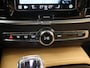 Volvo V90 2.0 T8 Plug-in hybrid AWD Ultimate Dark | Luchtvering | Panoramadak | SOH 96% | Trekhaak | Massage stoelen | Apple Carplay/Android Auto | HUD | Harman/Kardon |