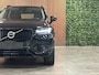 Volvo XC90 T8 AWD Recharge Plus Dark Long Range | Trekhaak | Harman Kardon | 455pk | Adaptieve Cruise Control | Stoelverwarming voor+achter | Stuurwielverwarming | Standkachel met Volvo On Call App | Parkeercamera | 20 Inch | Pilot Assist | BLIS Dode Hoek Detectie | Elektrische voorstoelen geheugen | Lederen bekleding | Zitting verlenging voorstoelen | Lederen dashboard | Google Infotainment | Keyless Drive  Elektrisch bedienbare achterklep | Geïntegreerd kinderzitje achterin | Geïntegreerde zongordijnen achterportieren | 7-Persoons | 4-Zone Climate Control | DAB Radio | Apple Carplay/Android Auto | Draadloos telefoon opladen | Volvo On Call met mobiele App functie | Onyx Black Metallic |