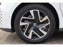 Volkswagen ID. Buzz Pro Bulli 86 kWh LWB 7p. 286PK / 210kW, LED Matrix (IQ.Lights), rondomzicht camera (Area View), verwarmbare voorruit, navigatie, verwarmbare voorstoelen + stuurwiel, achteruitrijcamera (Rear View), autonome parkeerfunctie (Park Assist Pro), dodehoekdetectie, 3-zone climatronic, draadloos telefoon laden, 20'' LMV 'Solna', dodehoekdetectie (Side Assist), draadloos Apple Carplay & Android Auto, DAB+, parkeersensoren voor en achter (pdc), adaptieve cruise control (acc), elektrisch verstel-, verwarm- en inklapbare buitenspiegels etc.
