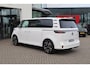 Volkswagen ID. Buzz Pro Bulli 86 kWh LWB 7p. 286PK / 210kW, LED Matrix (IQ.Lights), rondomzicht camera (Area View), verwarmbare voorruit, navigatie, verwarmbare voorstoelen + stuurwiel, achteruitrijcamera (Rear View), autonome parkeerfunctie (Park Assist Pro), dodehoekdetectie, 3-zone climatronic, draadloos telefoon laden, 20'' LMV 'Solna', dodehoekdetectie (Side Assist), draadloos Apple Carplay & Android Auto, DAB+, parkeersensoren voor en achter (pdc), adaptieve cruise control (acc), elektrisch verstel-, verwarm- en inklapbare buitenspiegels etc.