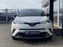 Toyota C-HR 1.8 Hybrid Bi-Tone / Automaat / Adaptieve Cruise-Control / Stoelverwarming / JBL-Audio / Dodehoek-Detectie / Afneembare-Trekhaak / Keyless / Climate-Control / Radio-Bluetooth / Navi / Camera / PDC V+A / 18'' LMV / All-Season / ENZ.