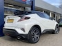 Toyota C-HR 1.8 Hybrid Bi-Tone / Automaat / Adaptieve Cruise-Control / Stoelverwarming / JBL-Audio / Dodehoek-Detectie / Afneembare-Trekhaak / Keyless / Climate-Control / Radio-Bluetooth / Navi / Camera / PDC V+A / 18'' LMV / All-Season / ENZ.
