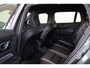 Volvo V60 T6 Plug-in hybrid AWD Plus Dark - IntelliSafe Assist & Surround - Harman/Kardon audio - Contourstoelen - Verwarmde voorstoelen, stuur & achterbank - Parkeersensoren voor & achter - Elektr. bedienb. voorstoelen met geheugen - 19' LMV