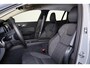Volvo V60 B4 Essential Edition - Intellisafe Assist/Surround - LED-koplampen - Google Infotainment - Parkeersensoren v/a - Parkeercamera achter - Verwarmbare voorstoelen/achterbank - Verwarmbaar stuurwiel - 18' velgen