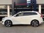 Volvo XC60 2.0 D4 FWD R-Design / Automaat / NL-Auto / Dealer-Onderhouden / Vol-Leder / Open-Panodak / Elektr.-Stoelen met Geheugen / Adaptieve Cruise-Control / Stoelverwarming / Elektr.-Achterklep / Dodehoek-Detectie / Climate-Control / PDC V+A met Camera / Radio-Bluetooth / Navi / 18'' LMV / ENZ.