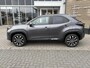 Toyota Yaris Cross 1.5 Hybrid 115 First Edition APPLE/ANDROID STOEL/STUURVERWARMING NAVI AD-CRUISE PRIVACY-GLASS 17"LM-VELGEN