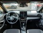 Toyota Yaris Cross 1.5 Hybrid 115 First Edition APPLE/ANDROID STOEL/STUURVERWARMING NAVI AD-CRUISE PRIVACY-GLASS 17"LM-VELGEN