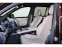 Volvo XC90 T8 Recharge AWD Plus Dark - Luchtvering - Panorama/schuifdak - IntelliSafe Assist & Surround - 360º Camera - Bowers & Wilkins audio - Verwarmde voorstoelen, stuur & achterbank - Parkeersensoren voor & achter - Elektr. bedienb. voorstoelen met geheugen - Geventileerde voorstoelen - Draadloze tel. lader - Extra getint glas - Elektr. inklapbare trekhaak - 21' LMV