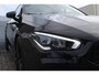 Mercedes-Benz CLA 200 Business Solution AMG Panoramadak/sfeerverlichting/Achteruitrij camera/Apple carplay/DAB/Lederen-Alcantara bekleding/Cruise control/Climate control/ 19'' lichtmetalen velgen/Navigatie