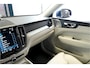 Volvo XC60 2.0 T6 AWD Recharge Long Range 293kW/399pk Aut8 Ultimate Bright LUCHTVERING + BOWERS&WILKINS + EL.TREKHAAK + PANORAMADAK + PILOT ASSIST + ADAPT.CRUISE + LANE ASSIST + STOEL&STUURVERWARMING + CAMERA + HEAD-UP + PD-GLASS + PARKSENSOREN + 20" LM-VELGEN!