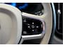 Volvo XC60 2.0 T6 AWD Recharge Long Range 293kW/399pk Aut8 Ultimate Bright LUCHTVERING + BOWERS&WILKINS + EL.TREKHAAK + PANORAMADAK + PILOT ASSIST + ADAPT.CRUISE + LANE ASSIST + STOEL&STUURVERWARMING + CAMERA + HEAD-UP + PD-GLASS + PARKSENSOREN + 20" LM-VELGEN!