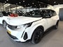 Peugeot 3008 *** 130 Pk *** GT *** Automaat *** KBZ-67-D Black Pack * Open Schuifdak * Stoelverwarming * Keyless Entry & Start * Parkeer Camera voor- en achterzijde * Elektrisch bedienbare Achterklep * L.M. Velgen * Alcantara Interieur * Vingerhoets; Vierde Generatie Eersteklas Service. Al meer dan 100 jaar een begrip in de Brabantse Kempen.