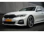 BMW 3-Serie 330i 259 pk High Executive Edition M-Sportpakket / NL-Auto/ Schuif-Dak/ Leder/ Sport-Stoelen/ Stoel.Verw/ Head-Up/ Led-Koplamp/ 19'' LMV