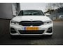 BMW 3-Serie 330i 259 pk High Executive Edition M-Sportpakket / NL-Auto/ Schuif-Dak/ Leder/ Sport-Stoelen/ Stoel.Verw/ Head-Up/ Led-Koplamp/ 19'' LMV