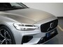 Volvo V60 2.0 T6 Plug-in hybrid AWD Plus Dark | Direct Leverbaar | Head-Up Display | 360º Camera | 19" Lichtmetalen Wielen | Premium Audio by Harman Kardon | Nappa Lederen Contourstoelen |