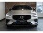 Volvo V60 2.0 T6 Plug-in hybrid AWD Plus Dark | Direct Leverbaar | Head-Up Display | 360º Camera | 19" Lichtmetalen Wielen | Premium Audio by Harman Kardon | Nappa Lederen Contourstoelen |