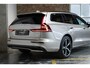 Volvo V60 2.0 T6 Plug-in hybrid AWD Plus Dark | Direct Leverbaar | Head-Up Display | 360º Camera | 19" Lichtmetalen Wielen | Premium Audio by Harman Kardon | Nappa Lederen Contourstoelen |