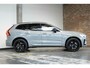 Volvo XC60 2.0 T6 Plug-in hybrid AWD Plus Black Edition | Luchtvering | 360º Camera | Schuif/Kantel-Panoramadak | Head-Up Display | 21" Lichtmetalen Wielen | Donkergetint Glas |
