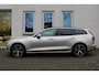 Volvo V60 2.0 T6 Plug-in hybrid AWD Essential | Bright dusk metallic | Lederen bekleding | Extra getint glas | Donkere hemelbekleding | Park assist voor- en achter | 19'' 5-triple spaaks velgen | Buitenspiegels dimmend | Verwarmbaar stuurwiel | Verwambare voorstoelen | Blind spot | Adaptive cruise control |