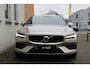 Volvo V60 2.0 T6 Plug-in hybrid AWD Essential | Bright dusk metallic | Lederen bekleding | Extra getint glas | Donkere hemelbekleding | Park assist voor- en achter | 19'' 5-triple spaaks velgen | Buitenspiegels dimmend | Verwarmbaar stuurwiel | Verwambare voorstoelen | Blind spot | Adaptive cruise control |