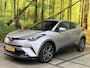 Toyota C-HR 1.8 Hybrid Executive Automaat 18 Inch JBL Leder Stof Navi Camera LED Trekhaak Rijstrook ACC