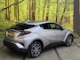 Toyota C-HR 1.8 Hybrid Executive Automaat 18 Inch JBL Leder Stof Navi Camera LED Trekhaak Rijstrook ACC