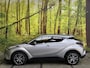 Toyota C-HR 1.8 Hybrid Executive Automaat 18 Inch JBL Leder Stof Navi Camera LED Trekhaak Rijstrook ACC
