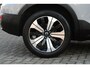 Volvo XC40 T4 Plug-in hybrid Ultimate Dark | Panoramisch schuif-/kantel dak | Elektrisch verstelbare voorstoelen met geheugenfunctie | Harman Kardon | Semi elektrisch inklapbare trekhaak | Extra getint glas | All-season banden | 360 graden camera | Lederen bekleding | Stoel-/ stuurwielverwarming | Pilot assist | BLIS | 19 inch. lichtmetalen velgen