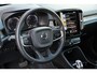 Volvo XC40 T4 Plug-in hybrid Ultimate Dark | Panoramisch schuif-/kantel dak | Elektrisch verstelbare voorstoelen met geheugenfunctie | Harman Kardon | Semi elektrisch inklapbare trekhaak | Extra getint glas | All-season banden | 360 graden camera | Lederen bekleding | Stoel-/ stuurwielverwarming | Pilot assist | BLIS | 19 inch. lichtmetalen velgen