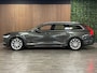 Volvo V90 T4 Aut. Inscription Luxury | Vol! | Trekhaak | Stoelventilatie | Schuifdak | 360° Camera | Head-Up Display | Polestar Engineered | Stoelmassage | Harman Kardon | Adaptieve Cruise Control | Standkachel met Volvo On Call App |  Stoelverwarming voor+achter | Stuurwielverwarming | Pilot Assist | BLIS Dode Hoek Detectie | Elektrische voorstoelen geheugen | Nappa lederen bekleding | Zitting verlenging voorstoelen | Lederen dashboard | 19 Inch | Keyless Drive | Parkeersensoren voor+achter | Elektrisch bedienbare achterklep | Geïntegreerde zongordijnen achterportieren | Verlichte instaplijsten | 4-Zone Climate Control | Alarm Klasse III | DAB Radio | Apple Carplay/Android Auto | Pine Grey Metallic |
