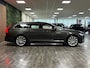 Volvo V90 T4 Aut. Inscription Luxury | Vol! | Trekhaak | Stoelventilatie | Schuifdak | 360° Camera | Head-Up Display | Polestar Engineered | Stoelmassage | Harman Kardon | Adaptieve Cruise Control | Standkachel met Volvo On Call App |  Stoelverwarming voor+achter | Stuurwielverwarming | Pilot Assist | BLIS Dode Hoek Detectie | Elektrische voorstoelen geheugen | Nappa lederen bekleding | Zitting verlenging voorstoelen | Lederen dashboard | 19 Inch | Keyless Drive | Parkeersensoren voor+achter | Elektrisch bedienbare achterklep | Geïntegreerde zongordijnen achterportieren | Verlichte instaplijsten | 4-Zone Climate Control | Alarm Klasse III | DAB Radio | Apple Carplay/Android Auto | Pine Grey Metallic |