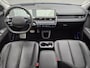 Hyundai Ioniq 5 Lounge 77.4 kWh Automaat 228pk / Accu SOH 100% / Fabrieksgarantie tot 12-2027 / WLTP 507 km / CCS snellader / Head Up Display / warmtepomp / Trekgewicht 1600 kg / Stuur-, Stoel & Achterbank verwarming / 8 jaar Batterij Garantie /