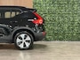 Volvo XC40 T4 Recharge Plus Dark | Harman Kardon | Michelin All Season | Bestuurdersstoel elektrisch geheugen | Stoel en Stuurwielverwarming | Passagiersstoel elektrisch | Cruise Control | Parkeercamera | Zitting verlenging voorstoelen | Keyless Drive | Parkeersensoren voor+achter | Elektrisch bedienbare achterklep | Regensensor | Climate Control L+R | DAB Radio | Apple Carplay/Android Auto | Draadloos telefoon opladen | Volvo On Call met mobiele App functie |