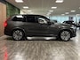 Volvo XC90 T8 AWD Recharge Ultra Dark | Vol! | Bowers & Wilkins | Luchtvering | Stoelventilatie | Trekhaak | 360 Camera | Head-Up Display | Stoelmassage | 455pk | Adaptieve Cruise Control | Stoelverwarming voor+achter | Stuurwielverwarming | Schuifdak | 21 Inch | Full LED Meesturende koplampen | Pilot Assist | BLIS Dode Hoek Detectie | Alcantara hemelbekleding | Lederen handgrepen en zonnekleppen | Elektrische voorstoelen geheugen | Nappa Lederen bekleding | Zitting verlenging voorstoelen | Lederen Dashboard | Google Infotainment | Keyless Drive | Parkeersensoren voor+achter | Privacy Glass | Elektrisch bedienbare achterklep | Geïntegreerde zongordijnen achterportieren | Geïntegreerd kinderzitje achterin | Verlichte instaplijsten | 7-Persoons | 4-Zone Climate Control | DAB Radio | Apple Carplay/Android Auto | Alarm Klasse III | Draadloos telefoon opladen | Volvo On Call met mobiele App functie | Platinum Grey Metallic |