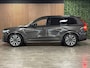 Volvo XC90 T8 AWD Recharge Ultra Dark | Vol! | Bowers & Wilkins | Luchtvering | Stoelventilatie | Trekhaak | 360 Camera | Head-Up Display | Stoelmassage | 455pk | Adaptieve Cruise Control | Stoelverwarming voor+achter | Stuurwielverwarming | Schuifdak | 21 Inch | Full LED Meesturende koplampen | Pilot Assist | BLIS Dode Hoek Detectie | Alcantara hemelbekleding | Lederen handgrepen en zonnekleppen | Elektrische voorstoelen geheugen | Nappa Lederen bekleding | Zitting verlenging voorstoelen | Lederen Dashboard | Google Infotainment | Keyless Drive | Parkeersensoren voor+achter | Privacy Glass | Elektrisch bedienbare achterklep | Geïntegreerde zongordijnen achterportieren | Geïntegreerd kinderzitje achterin | Verlichte instaplijsten | 7-Persoons | 4-Zone Climate Control | DAB Radio | Apple Carplay/Android Auto | Alarm Klasse III | Draadloos telefoon opladen | Volvo On Call met mobiele App functie | Platinum Grey Metallic |